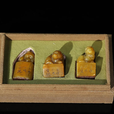 珍藏壽山石田黃凍雕刻瑞獸鈕印章 印章尺寸分別為：2.6×1.8×4.3公分、2.8×2.7×3.4公分、2.5×0212