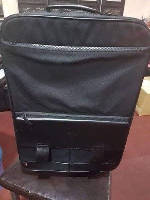 Bally登機行李箱21吋原價8萬多。