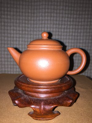 早期紫砂壺—標準水平壺款，泥料:老朱泥，獨孔出水，空壺容量約110CC。