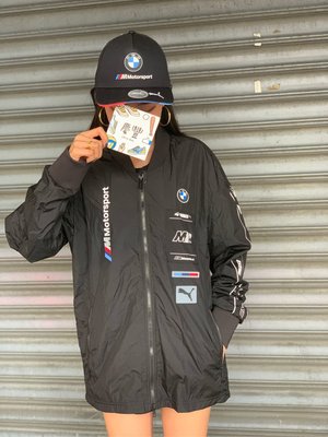 慶豐體育👟Puma BMW 黑色 男 立領外套 Street 風衣外套 賽車聯名款 拉鍊口袋 運動外套 59796901