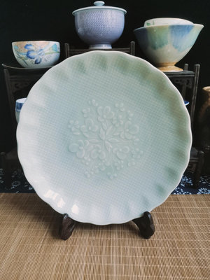 日本回流有闐華峰青瓷浮雕大盤盤子，全新全品，無使用痕跡，