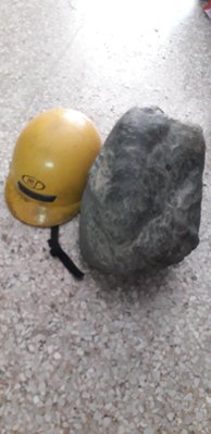 金瓜石，約34公斤，一側略有閃亮似含愚人金，限面交，不運送