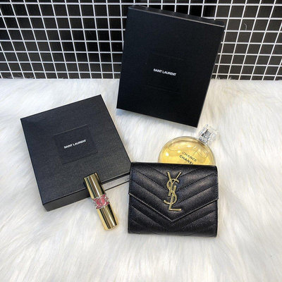 YSL MONOGRAM系列V字縫線魚子醬牛皮金色金屬LOGO暗釦三摺短夾(黑)