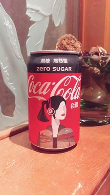 【阿波的窩 Apo's house】2020年6月發行「Coca-Cola可口可樂zero」台灣瓶 戴耳機的馬尾女性款