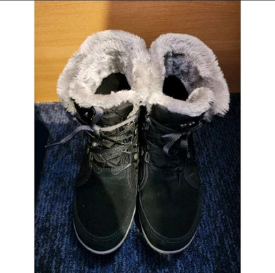 寒流columbia 雪靴穿一天黑中筒10但8.5~9適合才能穿厚襪他團同步