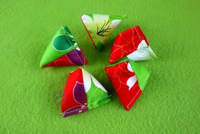 【寶貝童玩天地】【HO54-2】雙色童玩沙包 客家花布沙包 台灣製 1組(5個小沙包) - 三角立體 聖誕款*HM01