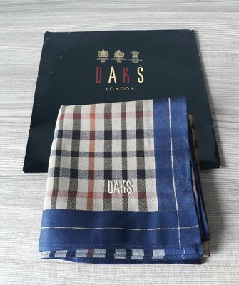 日本製Dark 格子手帕，售980元。