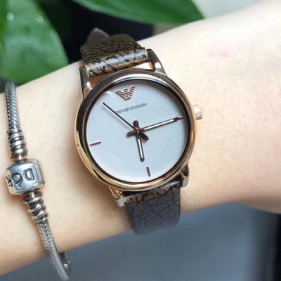 Connie代購#EMPORIO ARMANI 極簡懷舊風女性皮革手錶(AR1813) -豆沙色面X咖啡色/28mm氣質經典 三號店