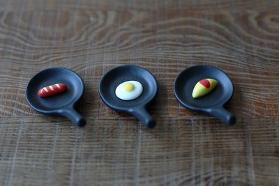 發現花園 日本選物~日本製  趣味 鐵鍋　筷架（瓷器）~ 香腸 /  荷包蛋 / 蛋包飯