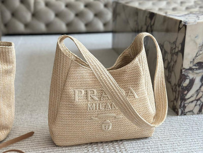 【二手包包】Prada單肩包 是背Prada陽光草編包的夏天啦馬上夏至了，來推薦這只Prada陽光草編包編織 NO115282
