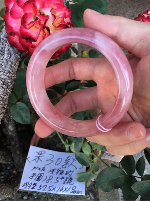 AAA+天然「老礦馬達加斯加」粉晶手環～窄版～《果30款》～手圍18.5號～內徑57.5mm寬16厚10mm～和粉紅玫瑰花比美、玫紅色澤！～｛熊寶貝珠寶｝～