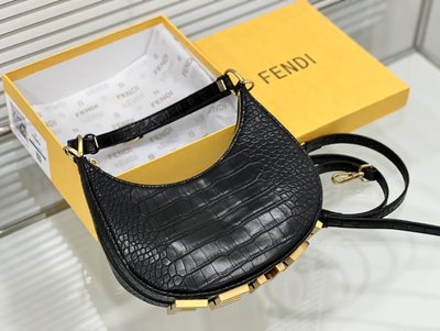現貨-Fendi 腋下包 黑色鱷魚紋 手提包 單肩斜挎包 24 13cm 禮盒包裝 含購證簡約