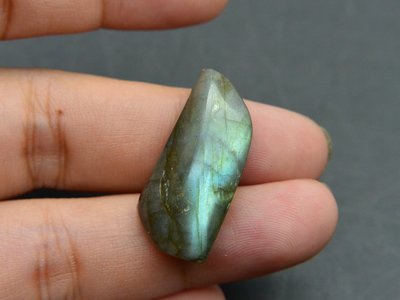 《競標商品專區》天然拉長石 光譜石 Labradouite 藍綠光 隨型 裸石 22.77CT