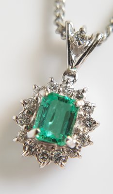 哥倫比亞 天然祖母綠 + 天然鑽石 項鍊，保證真鑽  真寶石 真鉑金 超級特價便宜賣， 附鑑定證書