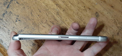 蘋果 APPLE iPhone SE2 (A2296) A13 4.7吋 只有測試可開機聲音正常 狀況: 破屏 畫面異常 機身有變形 無SIM卡槽 零件機