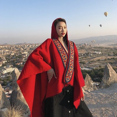 熱銷 民族風連帽披風開叉斗篷披肩兩用加厚紅色旅游保暖圍巾女冬天西藏可開發票