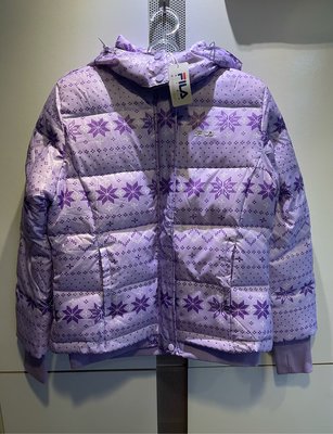 [超輕+保暖羽絨]++特價++新品入荷 設計師品牌 Fila 超質感滿版粉紫色雪花設計拉鍊羽絨連帽外套(粉紫)