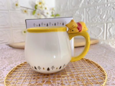 『 貓頭鷹 日本雜貨舖 』維尼 陶瓷立體造型杯緣子馬克杯