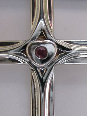 名媛的最愛歐美款 國際R925銀鍍銠=銀白k十字架藝術項鍊墬愛心鑲紅寶石重量4.85 g.收藏10年，不氧化