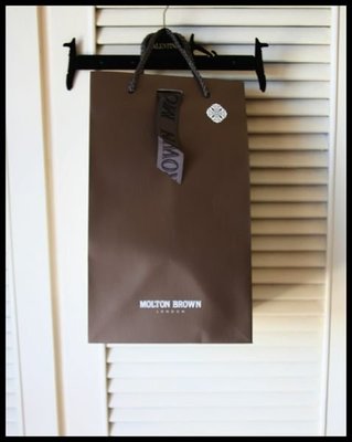 布萊德彼特愛牌【MOLTON BROWN】深棕色厚質中型方型禮盒裝紙袋