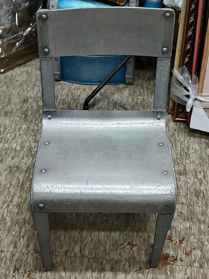 收藏美軍早期所留下來的一把小鐵椅,意義非凡啊!