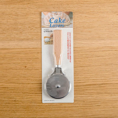 日本TIGERCROWN CakeLovers 木製手柄披薩滾輪切割器披薩