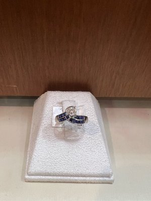 30分天然藍寶石鑽石造型戒指，寶石火光漂亮，配上20分鑽石，獨特造型設計款式，超值優惠價19800元，精選商品只有一個！兩種配戴方式
