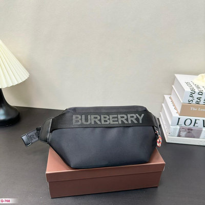 【二手包包】禮盒Burberry巴寶莉胸包什么時候開始胸包也成了男女大街小巷必備品，今年巴寶莉的胸包真是火 NO35390