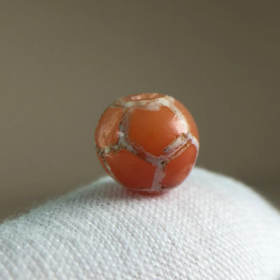 千年鑲蝕紅玉髓足球珠，尺寸8*8.8mm。鑲蝕紅玉髓，二期珠3838