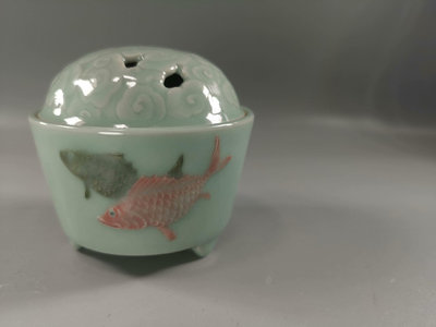 日本  青瓷祥云紋浮雕魚香爐 三條魚栩栩如生，采用釉里紅工藝