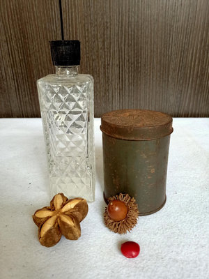 惠惠--早期老玻璃瓶香水瓶馬口鐵罐子/懷舊復古風格擺飾分售（A3）