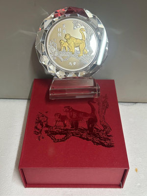 中央造幣廠，2016發行，猴年鍍金紀念幣，五盎司大銀章，水晶座檯