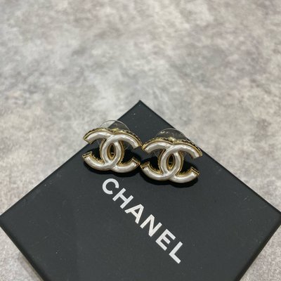 Chanel 白色logo耳環《精品女王全新＆二手》