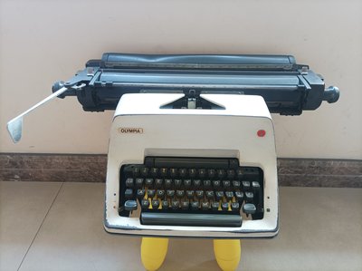 普普風早期OLYMPIA大型手動機械打字機.老玩具.偉士牌.公仔,大同寶寶，老車，老東西，水水，型男.VINTAGE參考
