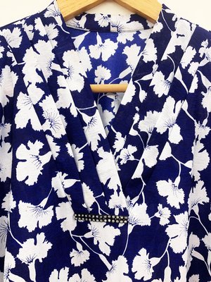 NANA 日本古著 透氣雪紡 剪影花  V領短袖花上衣 日式紺青深藍色