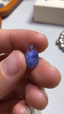 天然藍發晶藍線花水滴裸石，尺寸為13.57.94.5mm