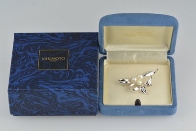 【芬芳時尚】 日本專櫃購回 MIKIMOTO 純銀 AKOYA珍珠 3顆珍珠 胸花 胸針 PB-979S