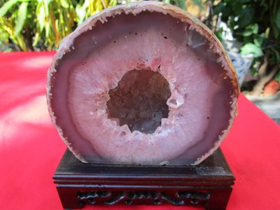 黑膽石之家《高檔巴西天然瑪瑙水晶洞1.4公斤(含檯座)》瑪瑙石  龜甲石.石茶盤.石雕藝術
