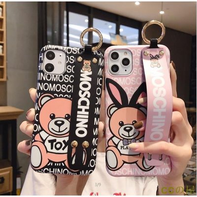 MOSCHINO 腕帶支架手機殼 IPhone 12 11 Pro Xs max XR 8Plus se2小熊12pro-MIKI精品