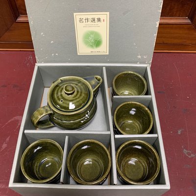 早期收藏 名作選集：深墨綠色陶瓷茶具組。