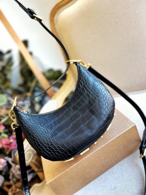 現貨-Fendi 腋下包Lisa同款 黑色單肩側背包 老花馬鞍包尺寸 24*13cm 禮盒包裝 含購證簡約