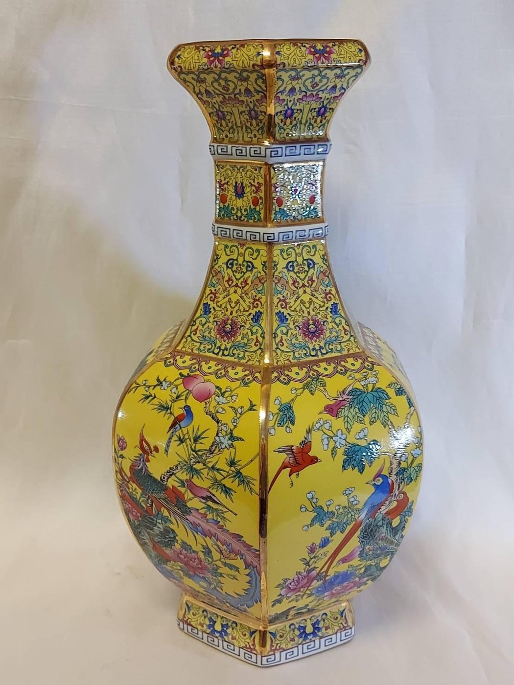 乾隆御製六方花鳥琺瑯釉蒜頭瓶景致物體具有立體感，堪稱集清代瓷器藝術 