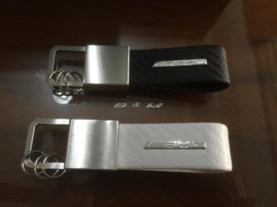 (B&amp;M精品) 全新 Benz 賓士 原廠 AMG 鑰匙圈 (金屬AMG銘牌版) 碳纖維編織真皮 黑色 現貨
