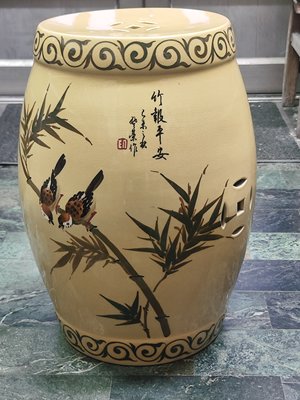 珍藏等級的特大件由中華陶瓷場所生產的金錢陶瓷鼓凳一張, 相當的珍貴少有喔!