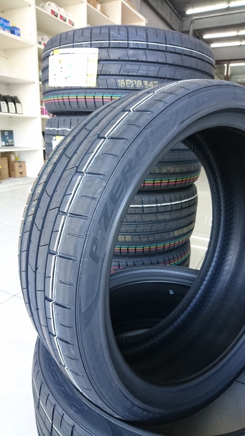 PIRELLI 倍耐力P ZERO PZ4 235/35/19 全新胎( 完工價一條6000，義大利