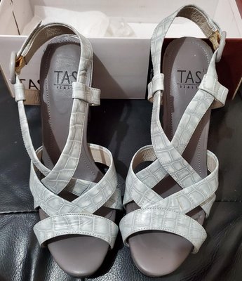 【↘價】TAS 專櫃品牌 淺灰色蟒蛇紋造型羅馬高跟涼鞋（24.5）
