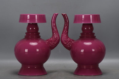 清，雍正胭脂紅噴霸壺一對高20厘米，口徑3厘米，直徑14.5厘米，底徑9.5厘米。