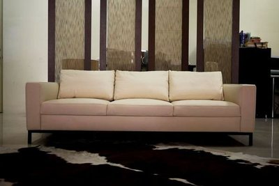HORIZON-經典Marblo原裝沙發款，米白小牛皮+黑鐵腳架，原價數十萬，一折出售~歡迎鑑賞