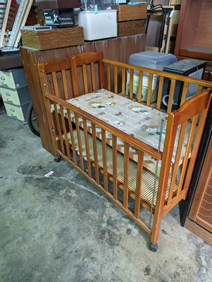【銓芳家具】實木嬰兒床 遊戲床 寶寶睡床 傳統行動式折合床 附二個床板 門欄可放下 嬰兒睡床 成長床 組合升降嬰兒大床