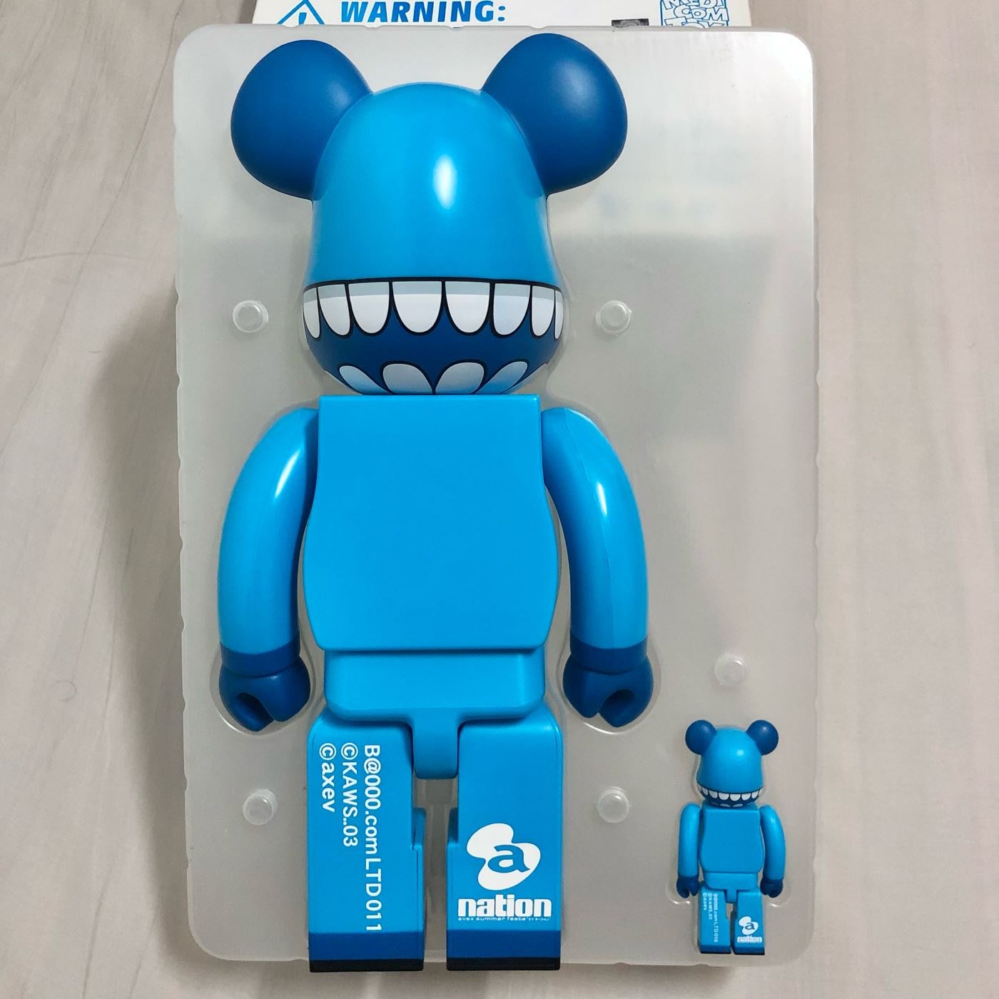 已售出全新BE@RBRICK BEARBRICK 2003 a-nation x KAWS 400% 100% 藍牙